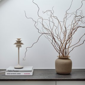 Picasso 35cm Nougat bordlampe Fra Belid - Farverne gifter sig meget behageligt med naturlige indretningsstile, men ogs&aring; mere grafiske indretningsstile, hvor man &oslash;nsker en passende fremtoning af indretningsdetaljerne.