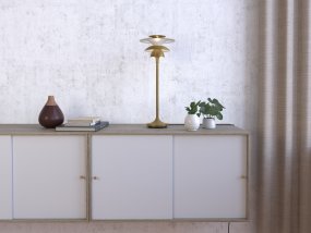 Picasso 45cm Messing bordlampe Fra Belid - Metalsk&aelig;rmene giver et bl&aelig;ndfrit lys, der fylder rummet med en behagelig og atmosf&aelig;risk atmosf&aelig;re.