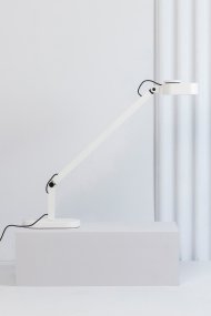 Inviting 86cm Hvid skrivebordslampe Fra Faro Barcelona - Lampehovedet kan justeres b&aring;de vandret og lodret, s&aring; det passer til dine behov, og lysstyrken og farvetemperaturen kan d&aelig;mpes.