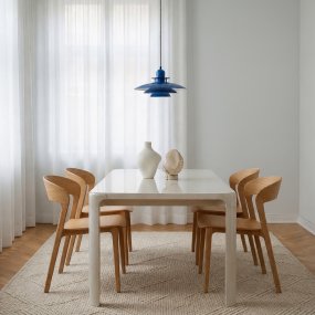 Primus I Ø43 Blå loftslampe Fra Belid - Det ikoniske design stammer fra 1980'erne og er kendetegnet ved sine karakteristiske sk&aelig;rme, der giver et behageligt og bl&aelig;ndfrit lys.