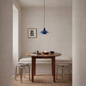 Primus IV Ø28 Blå loftslampe Fra Belid - Det ikoniske design stammer fra 1980'erne og er kendetegnet ved sine karakteristiske sk&aelig;rme, der giver et behageligt og bl&aelig;ndfrit lys.