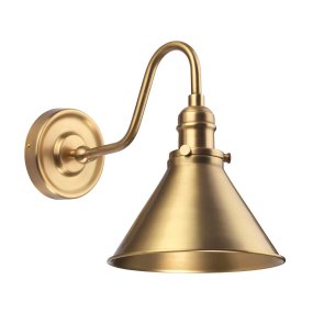 Provence Ø20 Antik messing væglampe Fra Elstead Lighting - Lampen er lavet af stål og har en justerbar samling, der gør det nemt at rette lyset derhen, hvor der er brug for det.