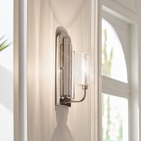 Kimrose 35cm Nikkel væglampe Fra Elstead Lighting - Dens geometriske former er i fokus og forstærkes af en elegant poleret nikkelfinish.