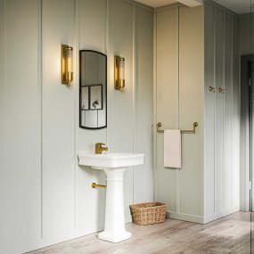 Wellington 40cm Antik messing badeværelseslampe Fra Elstead Lighting - Fremstillet af højkvalitets stål og glas giver den en luksuriøs følelse med sin antikke messingfinish og riflede glasskærm, der skaber en smuk spredning af lys.