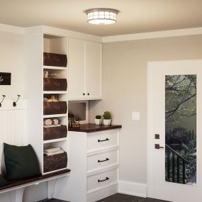 Guardian Ø35 Børstet nikkel badeværelseslampe Fra Elstead Lighting - Den b&oslash;rstede nikkelfinish og den geometriske ramme giver lampen et elegant look, mens det opalglas spreder et behageligt og bl&oslash;dt lys.