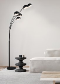 Dito Sort gulvlampe Fra Trio Lighting - Dito gulvlampen er et sofistikeret blikfang med sit unikke fem-fingers design, der både fungerer som en stilfuld lyskilde og et dekorativt element i rummet.