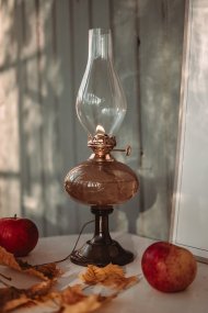 Esmeralda Brun Fra Strömshaga - Den klassiske form med en elegant fod gør Esmeralda til en stemningsfuld indretningsdetalje, der passer lige godt ind i traditionelle og moderne hjem.