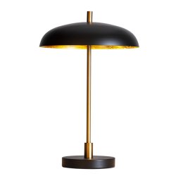 Shelby 45cm Mat sort bordlampe Fra By Rydéns - Fremstillet i sort metal med et guldfarvet interiør giver det en varm, indbydende glød, der skaber en hyggelig atmosfære i rummet.
