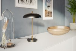 Shelby 45cm Mat sort bordlampe Fra By Rydéns - Fremstillet i sort metal med et guldfarvet interiør giver det en varm, indbydende glød, der skaber en hyggelig atmosfære i rummet.