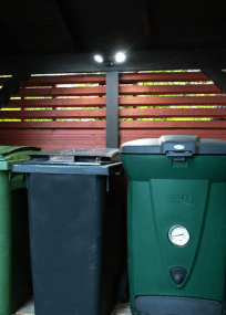 Batterilampe Med Sensor Sort udendørslampe Fra Airam - N&aring;r kontakten er i On-positionen, lyser lampen i 30 sekunder, n&aring;r den registrerer bev&aelig;gelse og slukker, hvis der ikke registreres bev&aelig;gelse i fem sekunder derefter.