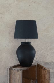 Casagrande 40cm Sort lampefod Fra Hallbergs - Den runde form og sorte farve skaber en hyggelig atmosfære i rummet.