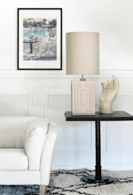 Stucco 48cm Beige lampefod Fra Hallbergs - Stuk er en moderne lampefod med et stilrent design.