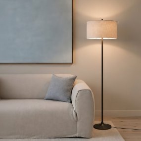Soft Natur/bronze gulvlampe Fra Belid - Soft gulvlampen er en stilfuld og harmonisk lampe med en skærm i naturligt, europæisk dyrket hør og en metalstang i en metallisk bronzefarve.