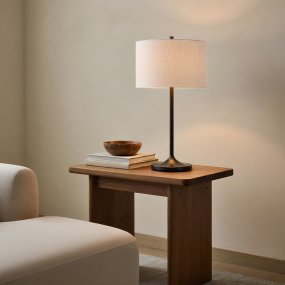 Soft 64cm Hvid/bronze bordlampe Fra Belid - Soft bordlampe er en stilfuld og harmonisk lampe med en sk&aelig;rm i hvid, europ&aelig;isk dyrket h&oslash;r og en fod i metallisk bronzefinish.