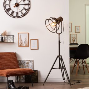 Reece gulvlampe Fra Brilliant - Med sit behagelige lys bliver Reece et naturligt fokuspunkt i rummet, samtidig med at den fungerer som en dekorativ indretningsdetalje.