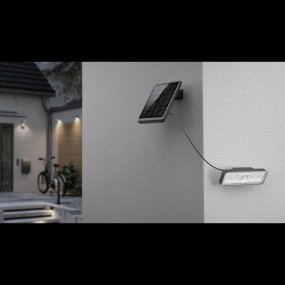 Batteridrevet projektør med sensor Sort Fra Designlight - Hvis armaturet registrerer bev&aelig;gelse, lyser det med 100% lysstyrke (1000lm) i 18 sekunder, f&oslash;r det derefter lyser med et grundlys p&aring; cirka 30-50lm.