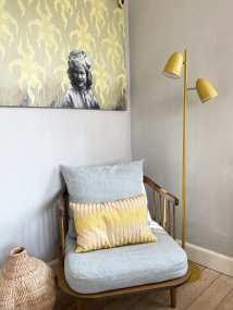 Dynamo 2 Gul Fra Superliving - Dynamo gulvlampe lavet af mat metal i en sennepsgul farve har to justerbare sk&aelig;rme, hvilket g&oslash;r den b&aring;de funktionel og stilfuld.