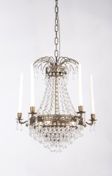 Empire Classic Ø50 Antik messing krystal Fra Norrsken Design - Den er udsmykket med håndskårne klasse 1 K9-krystaller og spreder et smukt lysspil, der skaber en fortryllende atmosfære.