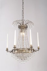 Empire Classic Ø55 Antik messing krystal Fra Norrsken Design - Denne storslåede krystallysekrone med en antik finish tilføjer en tidløs følelse af elegance og charme til ethvert rum.
