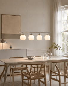 Globi 4 78cm Nikkel loftslampe Fra Nordic Lighting - Metaloph&aelig;nget i en mat nikkelfinish giver et elegant og grafisk udtryk, mens de fire runde opalglaskupler spreder et behageligt og j&aelig;vnt lys i rummet.