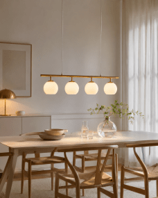 Globi 4 78cm Børstet messing/hvid loftslampe Fra Nordic Lighting - Metaloph&aelig;nget i b&oslash;rstet messingfinish giver et elegant og grafisk udtryk, mens de fire runde opalglaskupler spreder et behageligt og j&aelig;vnt lys i rummet.