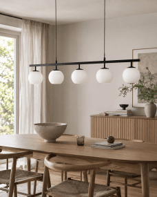 Globi 5 120cm Sort og hvid loftslampe Fra Nordic Lighting - Globi 5 bliver et dekorativt blikfang, der passer lige godt i moderne hjem som i mere klassiske milj&oslash;er.
