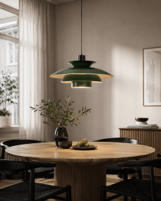 Stealth 2 Ø50 Grøn loftslampe Fra Nordic Lighting - Den er lavet af gr&oslash;nt metal med sorte detaljer og skaber et elegant og harmonisk udtryk.