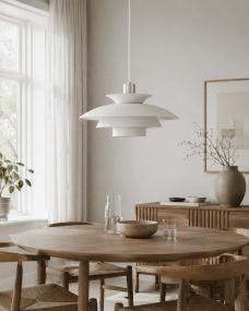 Stealth 2 Ø50 Hvid loftslampe Fra Nordic Lighting - Den er lavet af hvidmetal med s&oslash;lvdetaljer og skaber et elegant og harmonisk udtryk.