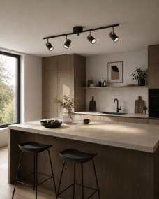 Lynx 4 Sort spotlight Fra Nordic Lighting - Lynx er en elegant spotlight med et industrielt design i sort metal med messingdetaljer.