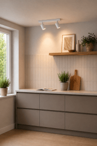 Crux 2 Hvid spotlight Fra Nordic Lighting - Crux er en klassisk spotlight med et tidl&oslash;st design i hvidmetal.