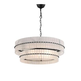 Eaton Ø75 Sort og hvid krystal Fra Lampan - Den matsorte metalramme er indrammet af hvide glasprismer arrangeret i forskellige h&oslash;jder, hvilket skaber en elegant dybde og en levende silhuet.