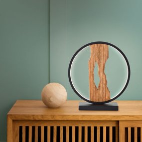 Chaumont 28cm Træ bordlampe Fra Brilliant - Med sine naturlige træelementer skaber lampen en varm og hjemlig atmosfære.