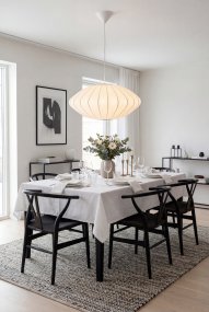 Josefine Ø50 Hvid loftslampe Fra Aneta Lighting - Josefine pendellampen er en elegant lampe med en bl&oslash;d og harmonisk form, der giver rummet et behageligt udtryk.