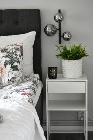 Molekyl 36cm Røg grå væglampe Fra Aneta Lighting - Den er lavet af sort metal og har skærme i røget glas, der spreder et blødt og behageligt lys.