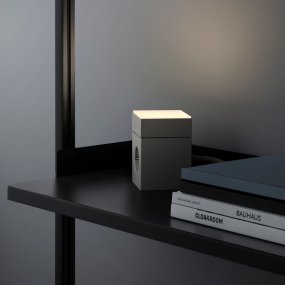 LAMP 1 - EU Grå Fra Avolt - Denne praktiske lille lampe tilsluttes direkte til stikkontakten (230V) og er perfekt som natlampe eller stemningsbelysning i gangen, sovev&aelig;relset eller andre rum, hvor du &oslash;nsker et bl&oslash;dt lys.