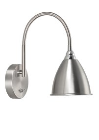 Smögen Nikkel læselampe Fra Armaturhantverk - Lampen har en praktisk afbryder på bunden og er en funktionel og dekorativ tilføjelse til dit hjem.