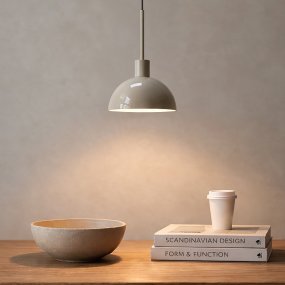 Vienda Ø20 Beige Fra Herstal - Vienda er en stilfuld metalpendellampe med en bl&oslash;d beige farve og et tidl&oslash;st design.