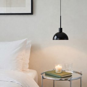 Vienda Ø20 Sort Fra Herstal - Vienda er en stilfuld metalpendellampe med en blank sort farve og et tidl&oslash;st design.