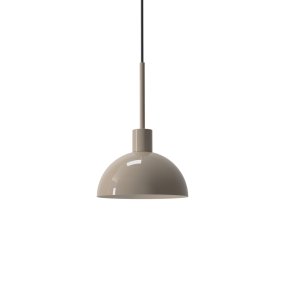 Vienda Ø20 Beige Fra Herstal - Vienda er en stilfuld metalpendellampe med en bl&oslash;d beige farve og et tidl&oslash;st design.
