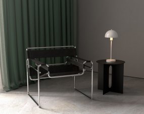 Vienda 48cm Hvid bordlampe Fra Herstal - Vienda bordlampe med sit klassiske og elegante design gør, at lampen kan bruges i hjemmet i mange år.