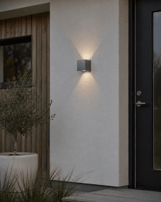 Alu Box 12cm Aluminium Fra Lampan - Det unikke design skaber et smukt opad- og nedadg&aring;ende lys, der falder bl&oslash;dt mod v&aelig;ggen og giver rummet en behagelig og indbydende atmosf&aelig;re.