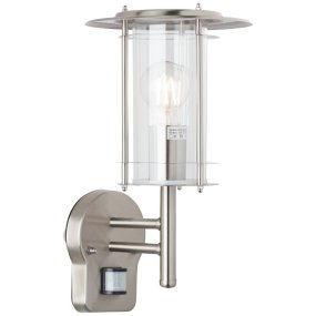York Stål udendørslampe Fra Brilliant - Den er både dekorativ og funktionel og giver sikker belysning af facaden på mørke aftener.