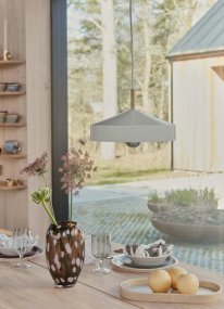 Hatto Ø30 Hvid loftslampe Fra OYOY - Hatto pendellampen i hvid har et stilfuldt design med en mat finish, elegante messingdetaljer og en tekstilledning.