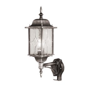 Wexford Sølv udendørslampe Fra Elstead Lighting - Lampen er udstyret med en praktisk bevægelsessensor, der automatisk tænder lyset, når der er bevægelse inden for en afstand af 1-8 meter og en detektionsvinkel på 120 grader.