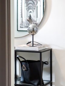 Molekyl 27cm Røg grå bordlampe Fra Aneta Lighting - Lad den mindre Molekyl-lampe give en sofistikeret tilføjelse til dit hjem og komplementere din indretning med både stil og funktion.