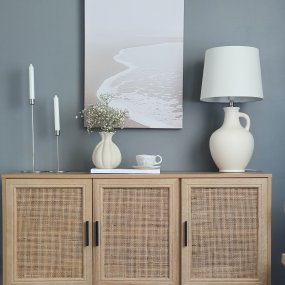 Athena 58cm Naturlig hvid bordlampe Fra Aneta Lighting - Med en elegant tekstilskærm i naturhvid giver den en blød og behagelig belysning.