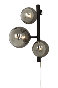 Molekyl 36cm Røg grå væglampe Fra Aneta Lighting - Den er lavet af sort metal og har skærme i røget glas, der spreder et blødt og behageligt lys.