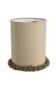 Lampshade Cylinder Fringe Ø22 Natur Fra Alde & Lind - Kanterne er omhyggeligt foldet, og langs den nederste kant løber en dekorativ, kraftig blondefryns, der giver lampeskærmen en elegant og eksklusiv detalje.
