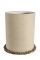 Lampshade Cylinder Fringe Ø30 Natur Fra Alde & Lind - Kanterne er omhyggeligt foldet, og langs den nederste kant løber en dekorativ, kraftig blondefryns, der giver lampeskærmen en elegant og eksklusiv detalje.