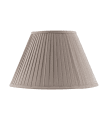Fabric Lamp Shade 300 Beige Fra Karlskrona lampfabrik - lampeholder med gevind eller i messingrøret, der er inkluderet i vores bord- og gulvlamper.